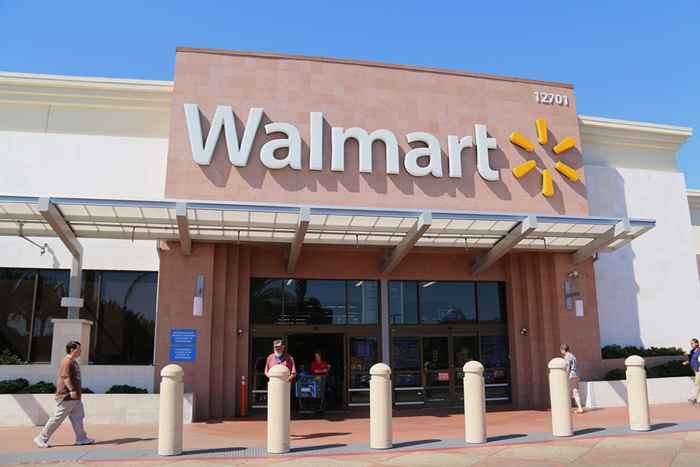 Walmart tira le camicie dopo un contraccolpo su una parola offensiva
