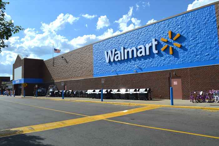 Walmart uderzył za sprzedaż tych koszul, staników, koców i poduszek