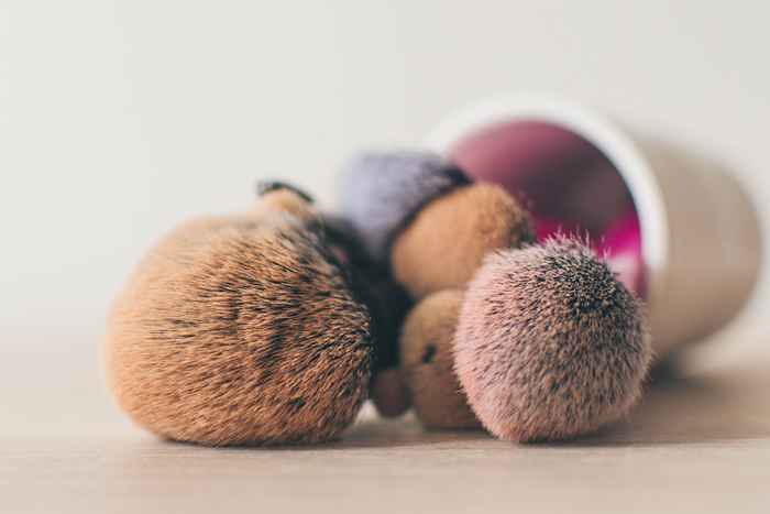 O que acontece se você não limpar seus pincéis de maquiagem por mais de um mês, de acordo com especialistas
