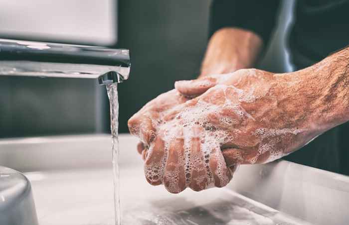 Was passiert, wenn Sie Ihre Hände nicht waschen, nachdem Sie sich die Nase geblasen haben, laut Ärzten