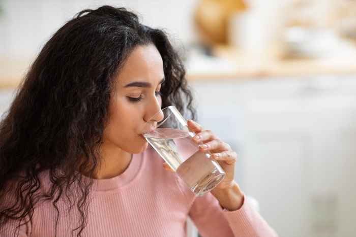 Hva skjer hvis du drikker ut av det samme vannglasset i en uke, ifølge leger