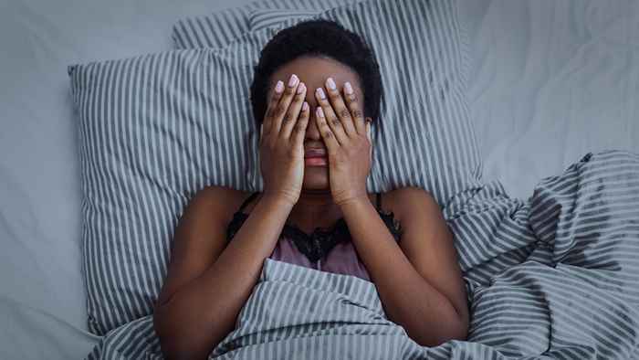 O que acontece se você adormecer com os contatos, dizem os médicos