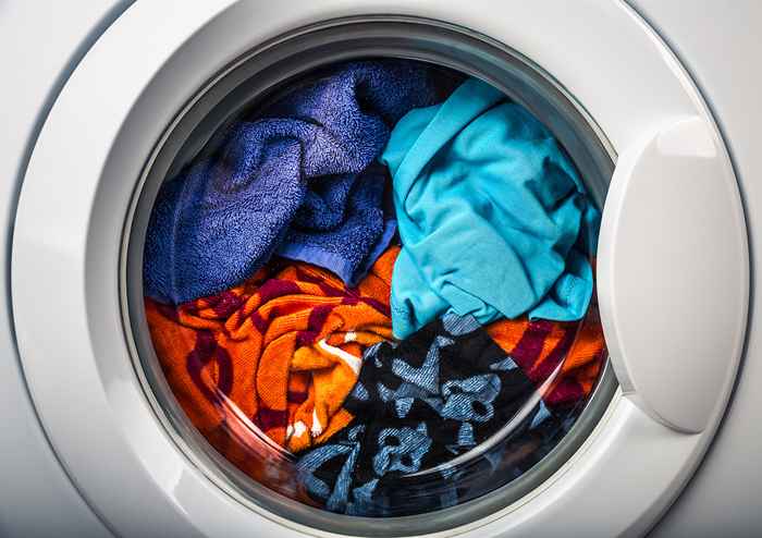 Was passiert, wenn Sie nasse Kleidung in der Waschmaschine lassen, sagen Experten