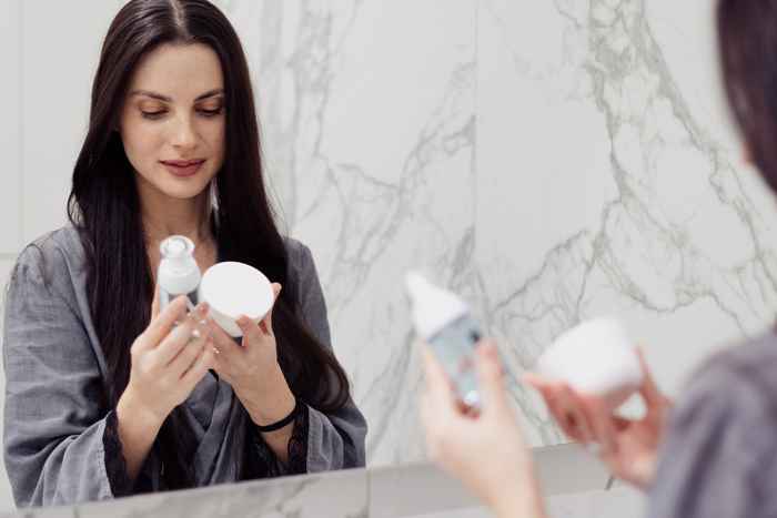 Według dermatologów, co się stanie, jeśli używasz wygasłych produktów kosmetycznych