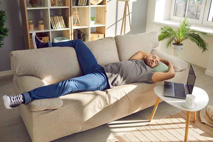 O que acontece com seu corpo se você adormecer no sofá, de acordo com os médicos