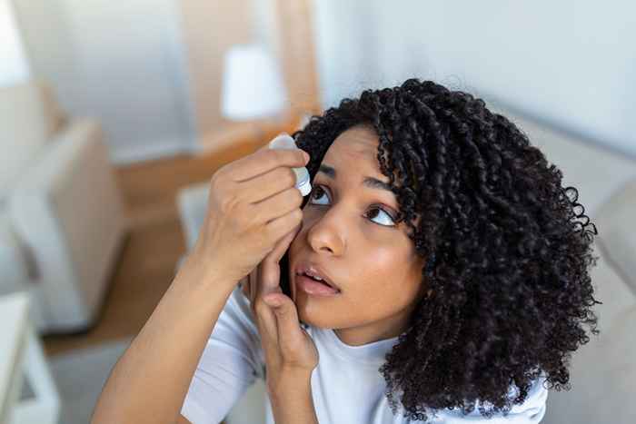 Lo que sucede cuando usas demasiadas gotas para los ojos, dicen los médicos