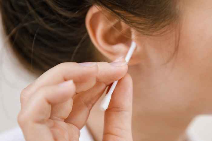 Hva som virkelig skjer hvis du rengjør ørene med bomullspinner, ifølge leger