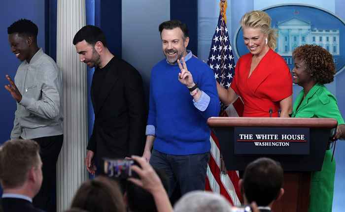 Perché i fan stanno sbattendo la visita del cast di Ted Lasso alla Casa Bianca
