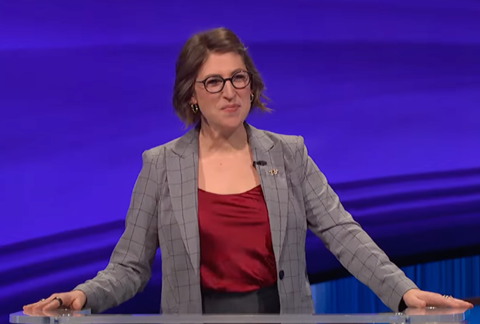 Hvorfor Mayim Bialik er en bedre fare! Vert enn Ken Jennings, ifølge fans