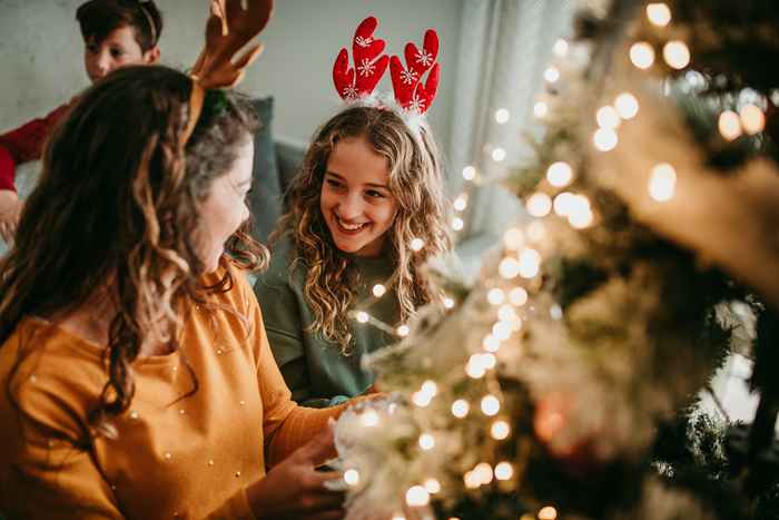 Has estado encadenando tus luces navideñas, ¿cómo es cómo hacerlo más fácil (y tu árbol más bonito)?