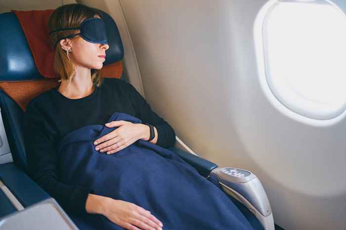 10 trucos de vuelo de larga distancia necesitas K-ahora, según Travel Pros