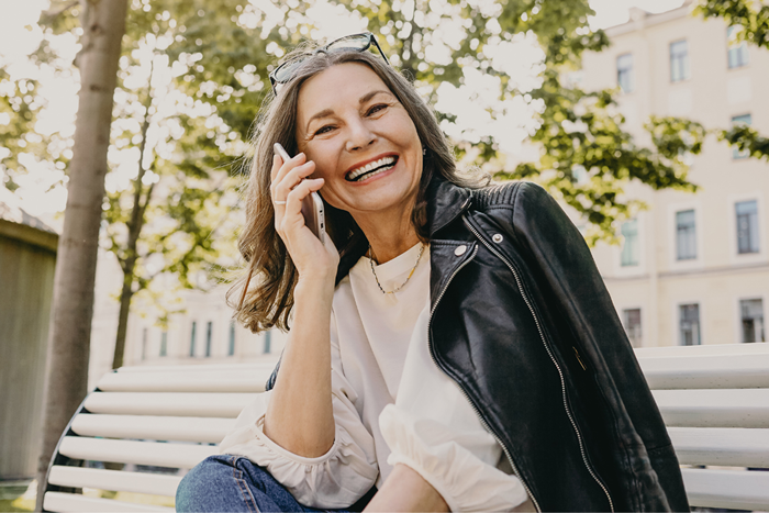 4 consejos para usar una chaqueta de cuero mayor de 60 años, según los estilistas