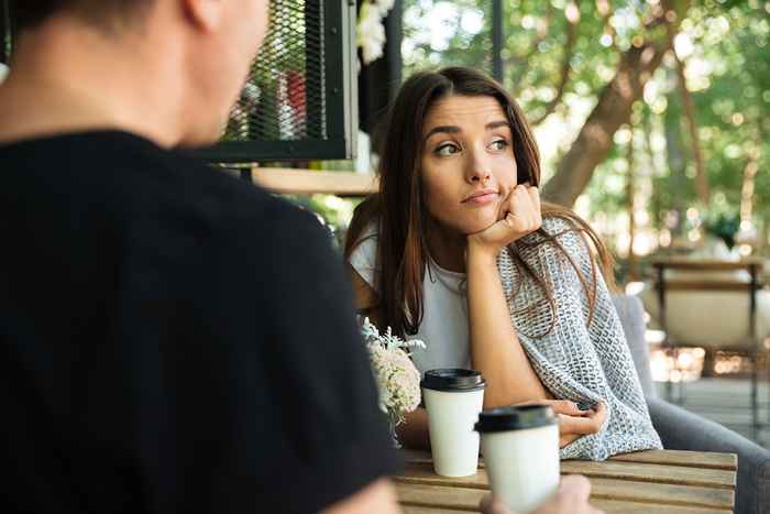 5 Sinais de linguagem corporal de que alguém não gosta de você, dizem os terapeutas