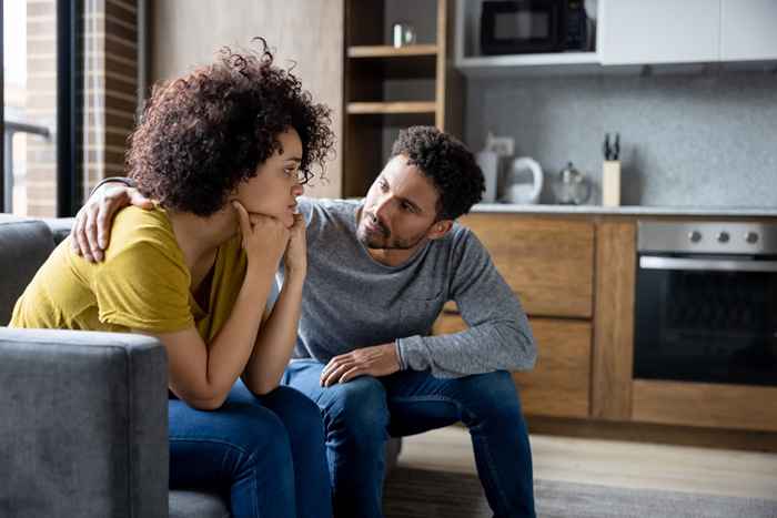 5 Preguntas que su pareja puede hacer si están haciendo trampa, dicen los terapeutas