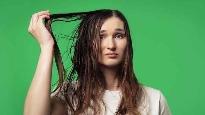 5 razones por las que tu cabello es aceitoso, según los expertos