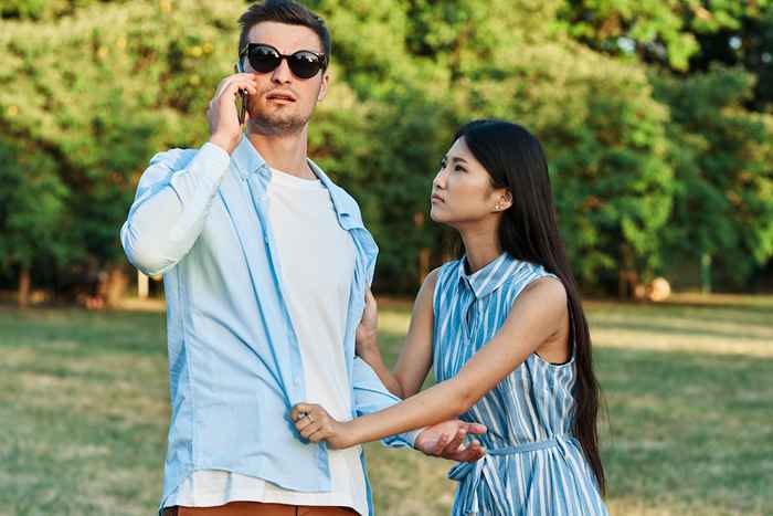 5 drapeaux rouges que votre partenaire est un narcissique, selon les thérapeutes