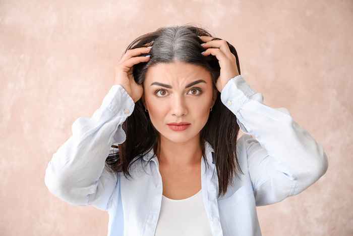 5 segreti per coltivare i capelli grigi, secondo gli stilisti