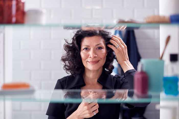 5 secrets pour les cheveux plus épais de plus de 50 ans, selon les stylistes et les médecins