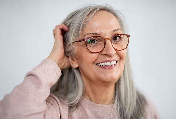 5 formas de saber que estás listo para crecer tu cabello gris, según los estilistas