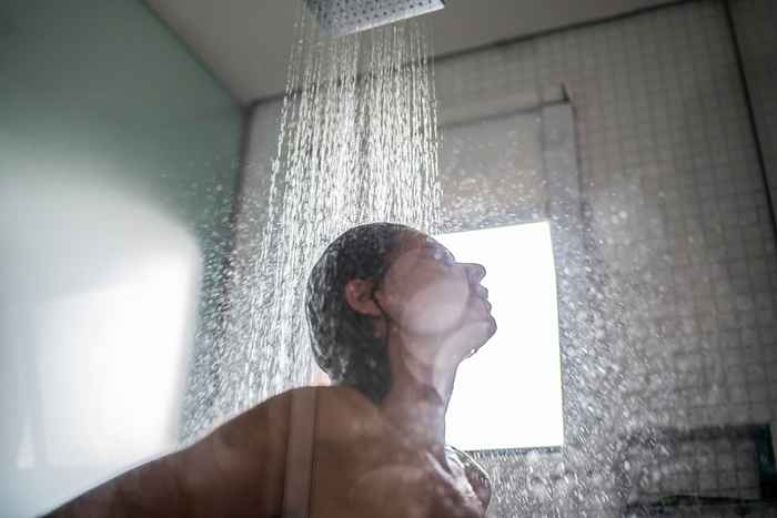 6 articles que vous ne devriez jamais utiliser sous la douche, selon les experts