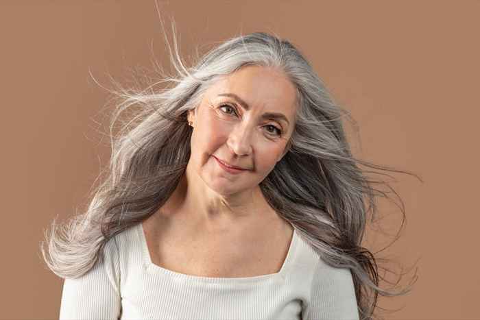 6 formas de evitar que el cabello gris se vuelva amarillo, según los expertos