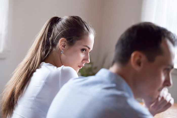 7 segni di linguaggio del corpo che significano che il tuo partner sta imbrogliando, secondo i terapisti