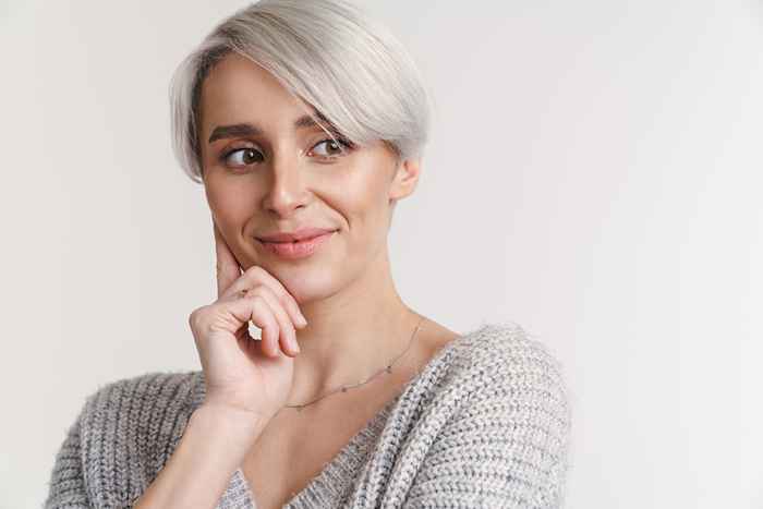 7 conseils pour devenir gris avant 50 ans, selon les coiffures