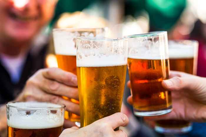 Un nuovo studio dice che la birra potrebbe proteggerti da Alzheimer, ma c'è una presa