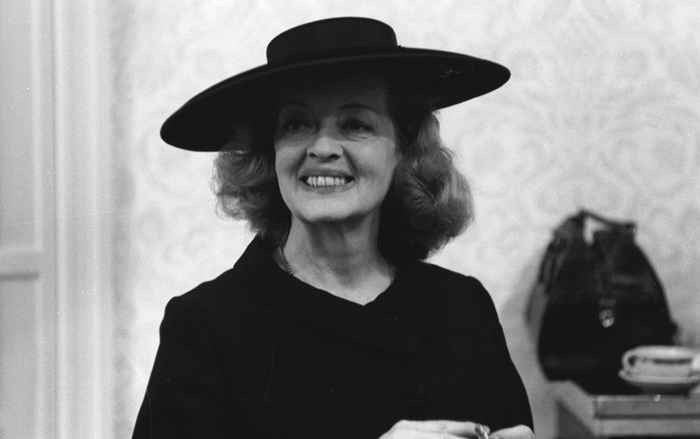 Bette Davis ha chiamato pubblicamente il cast del suo spettacolo di Broadway dopo aver smesso