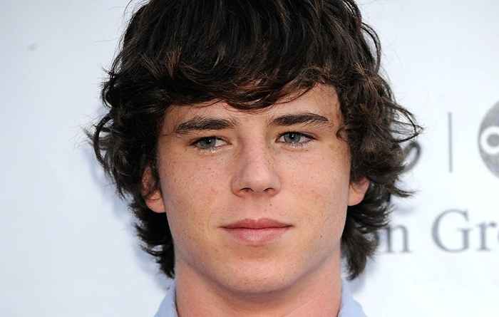 Ha giocato a axl diamine nel mezzo. Vedi Charlie McDermott ora a 32 anni.