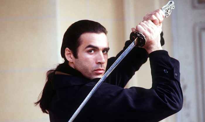 Er spielte Duncan MacLeod auf Highlander. Siehe Adrian Paul jetzt bei 63.