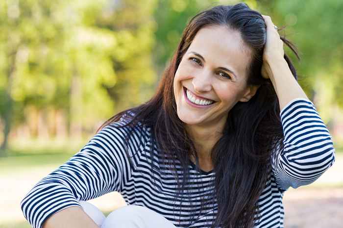 Cómo cuidar el cabello teñido después de 50, según los estilistas