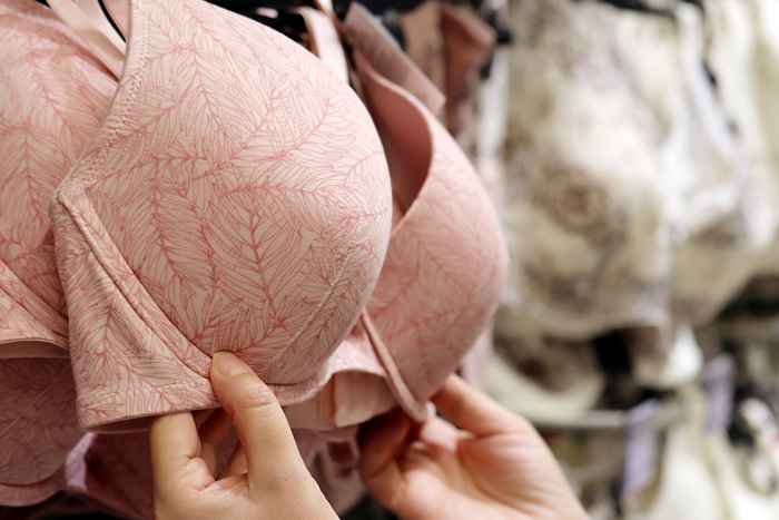 Come trovare un reggiseno che si adatta e si adurare se hai più di 50 anni, secondo gli esperti