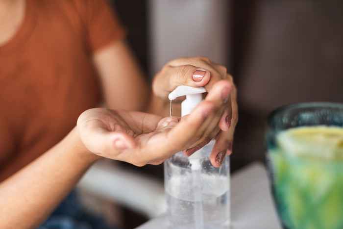 Se stai usando questo disinfettante per le mani, fermati immediatamente, dice FDA nel nuovo avvertimento