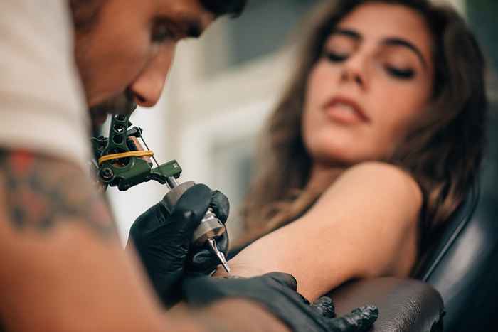 Nova pesquisa descobre ingredientes nocivos ocultos em tatuagens