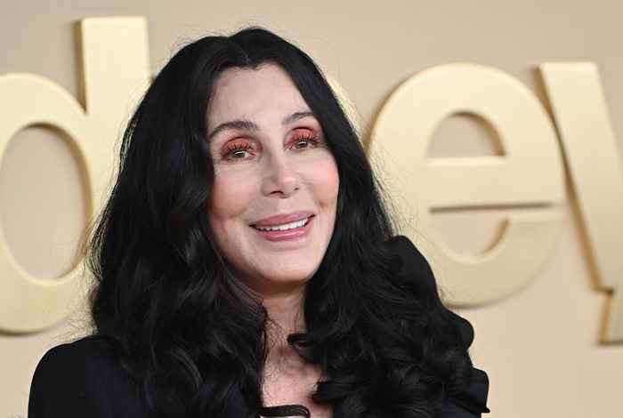 Patrz Cher, 76, idź pas startowy w Bodysuit Spandex w niespodziewanym tygodniu mody