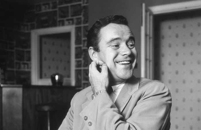 Ver el hijo parecido de Jack Lemmon, Chris, quien lo interpreta en la rubia de Netflix