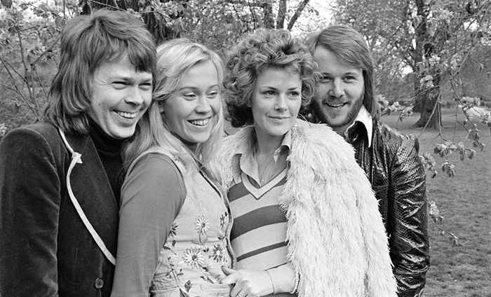 Voir les membres d'Abba maintenant, tous dans les années 70