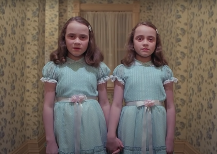 Voir les jumeaux de The Shining, maintenant 54 ans, dans la file d'attente pour voir Queen's Coffin