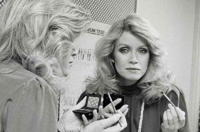 Ela interpretou Abby Cunningham em Nots Landing. Veja Donna Mills agora às 81.