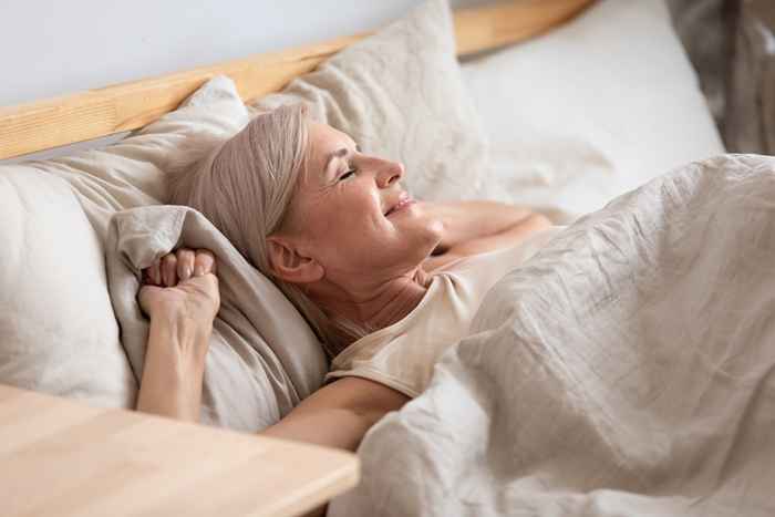 Dormir con esto puede suavizar su cabello gris, dicen los expertos