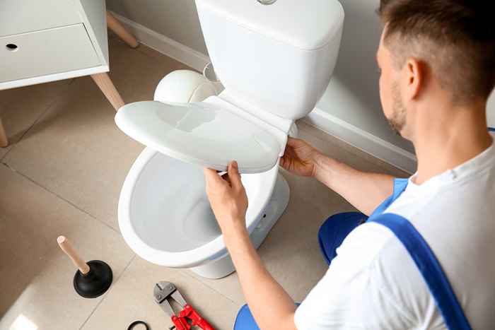 Las 5 peores cosas que estás haciendo a tu baño, según los plumeros