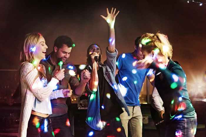 La canzone che dovresti cantare a Karaoke, in base al tuo segno zodiacale