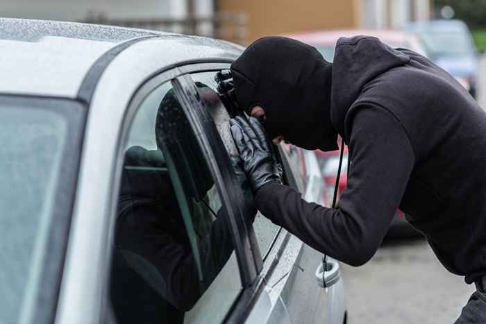 Les voleurs utilisent cette astuce pour voir à l'intérieur de votre voiture, dit la police dans un nouvel avertissement