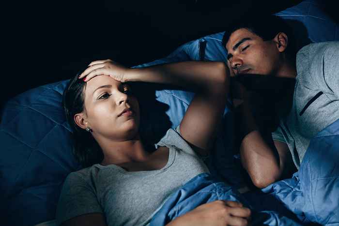 Questa abitudine di andare a letto potrebbe porre fine alla tua relazione, dice nuovo studio