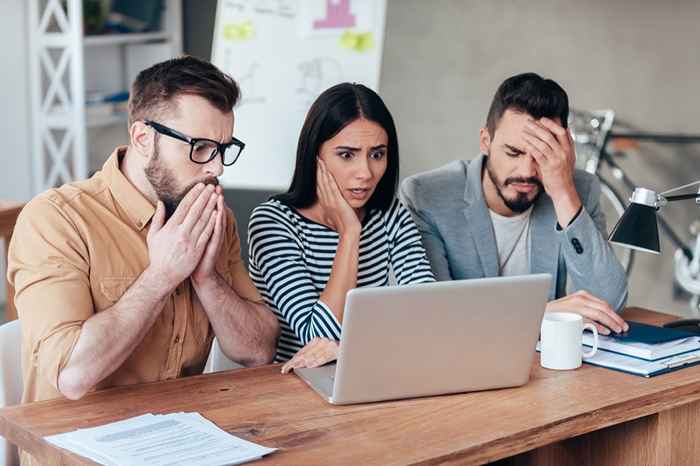 30 Dinge, die Sie bei der Arbeit niemals tun sollten