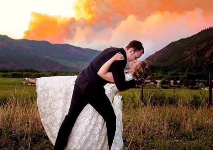 La coppia scatta foto di matrimonio davanti a un incendio invario, diventa virale