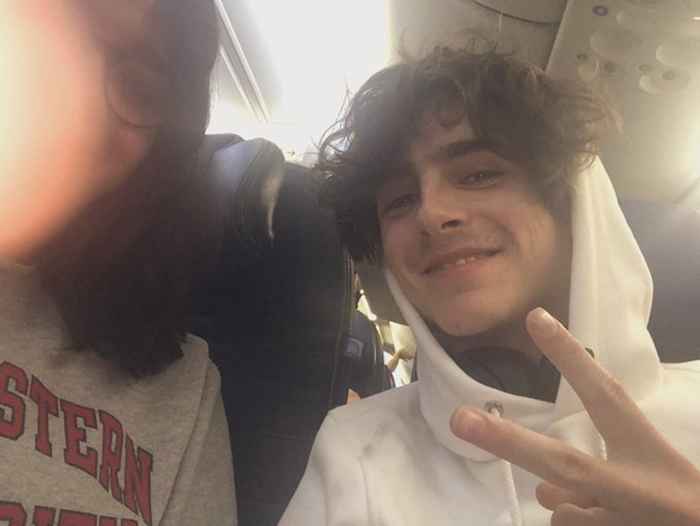 Aufgeregter Fan Flies -Trainer neben Timothée Chalamet, wird viral