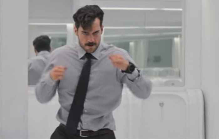 Eis por que todo mundo está obcecado com o braço de Henry Cavill