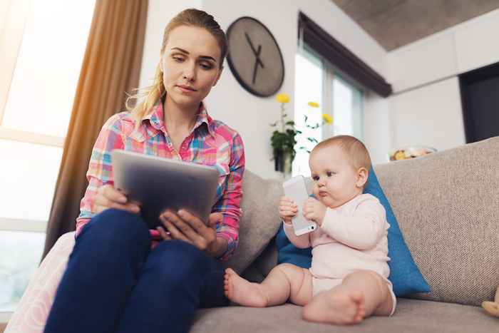 I genitori chiedono ai babysitter di firmare contratti che vietano i social media sul lavoro